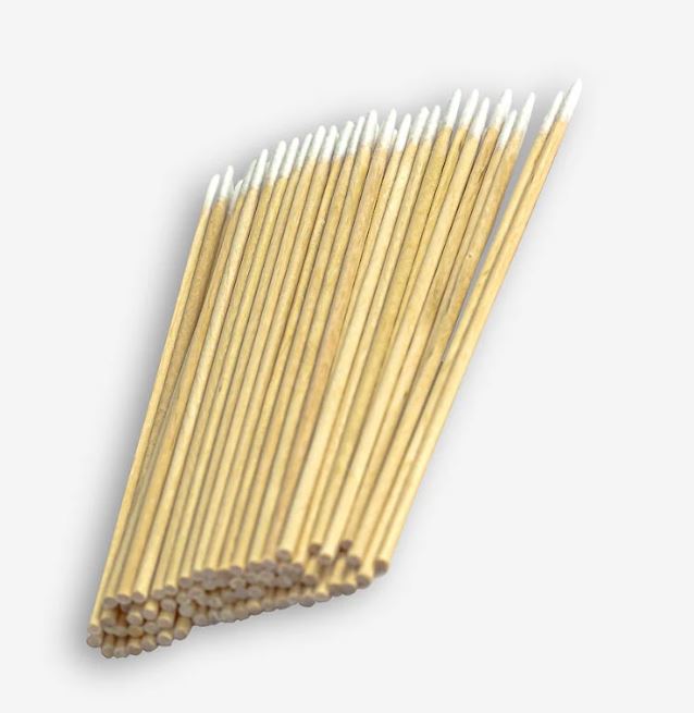 Bastoncillos de madera con punta de algodón